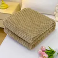 Weiche khakifarbene Flanneldecke mit Waffelmuster auf dem Bett - Hellkaffee