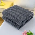 Weiche graue Flanelldecke mit Waffelstruktur für gemütlichen Büroschlaf oder Bett - Dunkelgrau