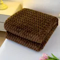 Gemütliche und weiche Flanell-Felldecke in warmem Kaffeebraun mit Waffelstruktur - Dunkelbraun