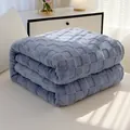 Weiche blaugraue Flanelldecke mit quadratischem Gittermuster für Büro und Zuhause - Geschenkbox / Nebelblau