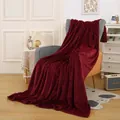 Coperta di flanella bordeaux morbida con trama a coste appoggiata su una poltrona. - Pied-de-poule / 70x100cm / Borgogna