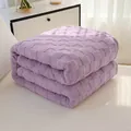 Weiche lila Flanell-Fleecedecke mit kleinem Karomuster für gemütliche Büronickerchen - Geschenkbox / Taroviolett