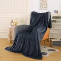 Weiche marineblaue Flanell-Wohndecke, die elegant über einen orangefarbenen Sessel fällt - Dunkelgrau