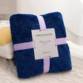 Marineblaue, verdickte Fleece-Decke mit Ananasgitter-Struktur und eleganter Schleife - Geschenkbox / Dunkelblau