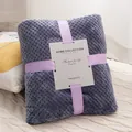 Premium verdickte Fleecedecke mit Waffelmuster in Lavendel mit elegantem lila Band - Geschenkbox / Rauchblau