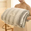 Verdichtete Milchwolle Fleecedecke, weiche gestreifte Kuscheldecke für den Winter. - Schatten - Gestreiftes Grün