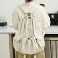Mochila grande minimalista de nailon beige con cordón y diseño plisado para mujer - Blanco Roto