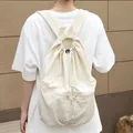 Minimalistischer cremeweißer Nylon-Rucksack mit Kordelzug und stilvollen Plissee-Details - Gebrochenes Weiß