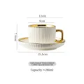 Elegant Tasse und Untertasse Set aus weißer Keramik mit Goldrand und Riffelstruktur - 280ml / Vertikale Streifen Kaffeetasse Untertasse - Goldrand