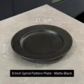 Assiette en céramique noir mat de 8 pouces avec motif spirale - Assiette Plate Spirale / 8 pouces / Noir mat