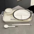 5-teiliges minimalistisches weißes Geschirrset mit 3-Fächer-Teller und Tablett - Geteilter Teller mit Schale Löffel Stäbchen und Tablett / 5-teiliges Set / Silber