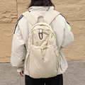 Mochila de nailon beige con cordón, textura plisada y un elegante mosquetón negro - Caqui