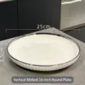 Assiette élégante en céramique blanche de 10 pouces avec bord argenté et texture rayée - 10" / Assiette Ronde Côtelée Verticale 10 Pouces