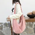 Bolso hobo de pana rosa para mujer con gran capacidad y un estilo casual minimalista - Rosa