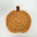 Dettaglio del sottobicchiere a forma di zucca all'uncinetto arancione fatto a mano - Sottobicchiere Zucca / 9cmx10cm / Oro