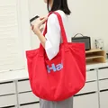 Stijlvolle rode gewassen canvas draagtas met lichtblauwe Hai letterprint voor dames - Rood