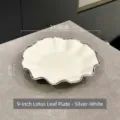 Assiette en céramique blanche de 9 pouces en forme de lotus avec bordure argentée - 9 pouces / Argent