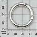 Mousqueton rond en métal argenté de haute qualité présenté avec une échelle de mesure - Anneau à Ressort Circulaire Épais (25829) / 1 Pièce (35mm ID 25mm) / Argent Brillant