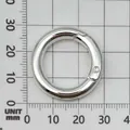 Mousqueton à ressort en métal argenté en forme d'anneau O sur une grille millimétrée - Anneau à Ressort Circulaire Épais (25836) / 1 Pièce (28mm ID 19mm) / Argent Brillant