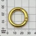 Anneau mousqueton rond en métal doré de haute qualité sur une grille de mesure en mm - Anneau à Ressort Circulaire Épais (25837) / 1 Pièce (28mm ID 19mm) / Or KC