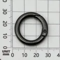 Mousqueton circulaire gris fusil présenté sur une grille de mesure en millimètres - Anneau à Ressort Circulaire Épais (25838) / 1 Pièce (28mm ID 19mm) / Métal canon