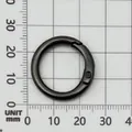 Mousqueton rond à ressort gris anthracite présenté sur une grille de mesure millimétrée pour DIY - Anneau à Ressort Circulaire Épais (25845) / 1 Pièce (25mm ID 18mm) / Métal canon
