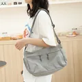 Graue Nylon-Umhängetasche für Damen, japanische minimalistische Tasche für den Alltag. - Grau