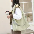 Bolso tote grande de lona a cuadros verdes usado como un elegante bolso de hombro cruzado - Amarillo hierba