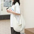 Lässige cremeweiße Umhängetasche in Knödelform mit trendiger Blasenstruktur für Damen - Dumpling Bag Stil / Gebrochenes Weiß
