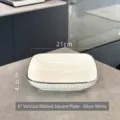 Assiette carrée nordique de 8 pouces en céramique avec texture verticale et bord argenté - Assiette Carrée Cannelée / 8 Pouces / Argent