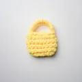 Handgemaakte gele mini oortelefoontas van dik garen met zachte chenille textuur - Goudgeel