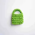 Primer plano de una mini bolsa para auriculares hecha a mano de punto verde lima - Verde Oliva