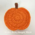 Sottobicchiere a zucca lavorato all'uncinetto con dettagli di larghezza 9cm e altezza 10cm - Sottobicchiere Zucca / 9cmx10cm / Arancione