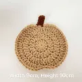 Dettaglio del sottobicchiere zucca fatto a mano all'uncinetto con trama in lana - Sottobicchiere Zucca / 9cmx10cm / Kaki