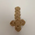 Detailopname van een handgehaakt kaki kruis met een verfijnde gebreide textuur - Alleen Hanger / Khaki Kruis (Zonder Koord)