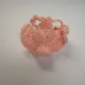Detailansicht eines handgefertigten rosa Häkel-Bikini-Sets für kleine Sammelpuppen - Rosa Bikini-Rock