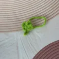 Handgemaakte groene gehaakte klavertje vier sleutelhanger, decoratief cadeau-accessoire - Knopgroen