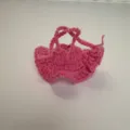 Detaillierte Ansicht eines rosa handgehäkelten Bikinis für Crybaby-Puppenzubehör - Rosenroter Bikini-Rock