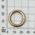 Boucle d'anneau à ressort dorée pour sacs DIY sur une planche à mesurer - Anneau à Ressort Circulaire Épais (25847) / 1 Pièce (25mm ID 18mm) / Or KC