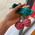 Dettaglio ravvicinato di un portachiavi a ciliegia fatto a mano rosa e verde - Ciondolo per Auto / Taglia L / rosa carne
