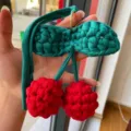 Dettaglio di un portachiavi a ciliegia rossa fatto a mano con foglie verdi e anello oro - Ciondolo per Auto / Taglia L / Rosso
