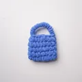 Vista detallada de una bolsa de ganchillo de chenilla azul con textura de punto artesanal - Azul Oscuro