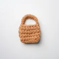 Vista detallada de una minibolsa para auriculares de hilo grueso hecha a mano en color camel. - Marrón