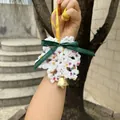 Handgemachtes gehäkeltes Schneeflocken-Ornament mit Glocke und grünem Band-Deko. - Weihnachtsschneeanhänger