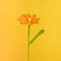 Fiore di Cosmo arancione fatto a mano all'uncinetto con centro giallo e stelo verde - Arancione