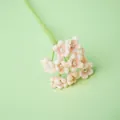 Handgemaakt roze gehaakt gipskruid boeket met bloemen op een groene achtergrond - Huidskleur Gypsophila