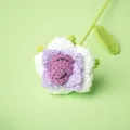 Elegante handgemaakte gehaakte roos in wit en paars, ideaal voor DIY knutselprojecten - Puntige Verloop Paarse Roos