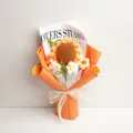 Handgemaakt gebreid zonnebloemboeket in oranje papier voor een uniek afstudeercadeau - Garen Zonnebloem Boeket