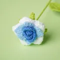 Prachtige handgehaakte rozen simulatiebloem in blauw en wit kleurverloop ontwerp - Puntige Verloop Blauwe Roos