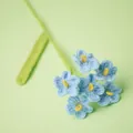 Prachtige handgehaakte lichtblauwe vergeet-mij-nietjes garenbloem met groene steel - Blauwe Vergeet-mij-nietje